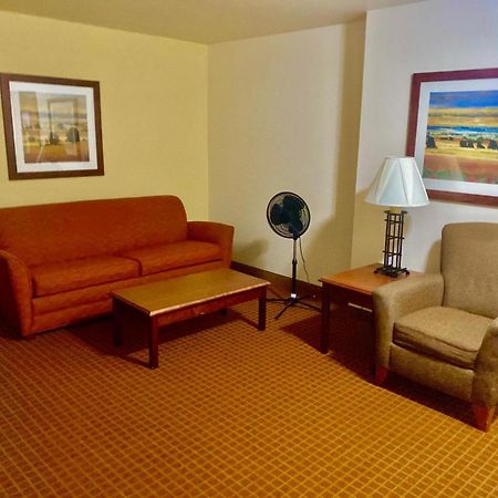 Park View Inn & Suites Hoisington Near Great Bend ภายนอก รูปภาพ