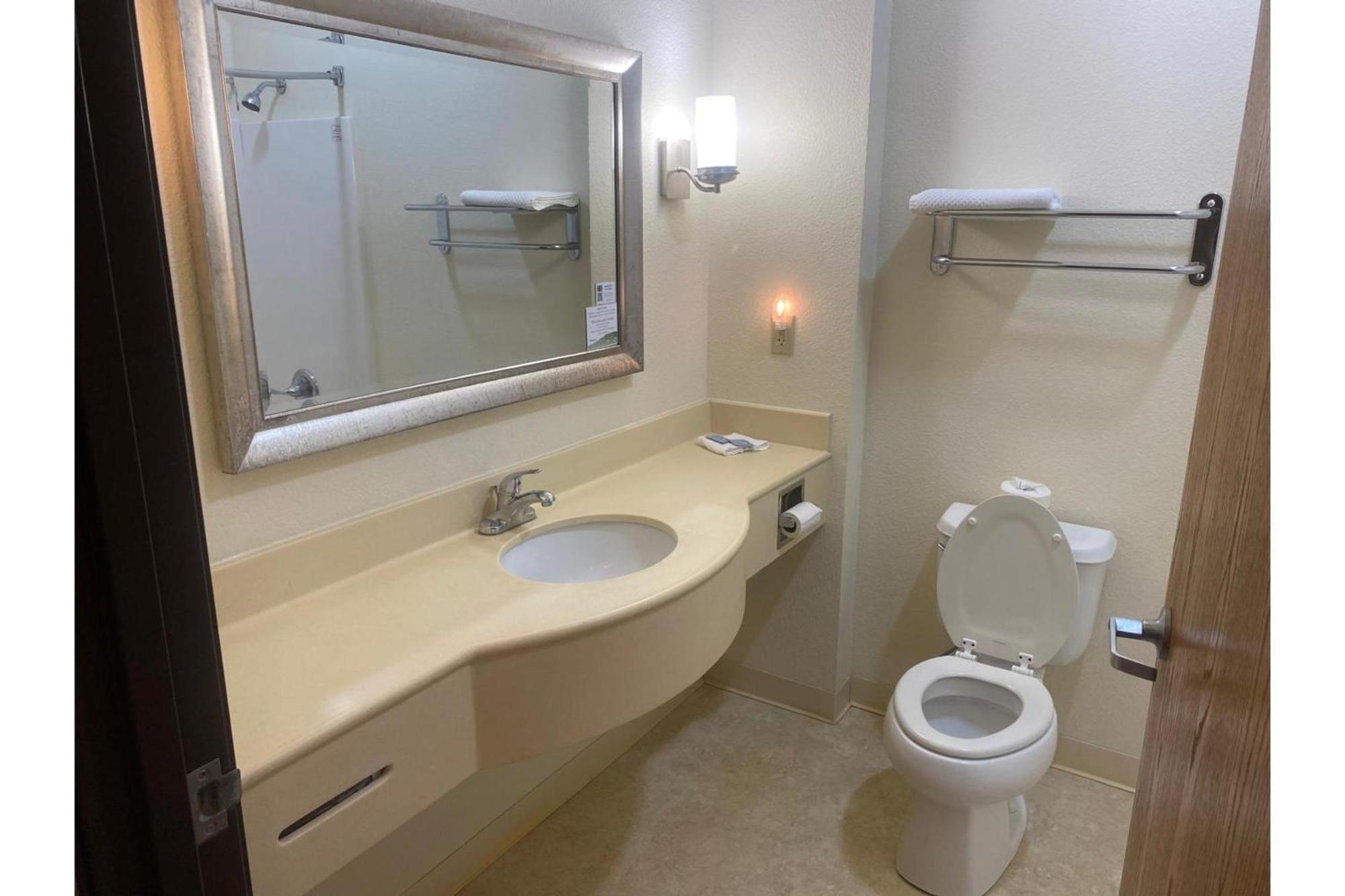 Park View Inn & Suites Hoisington Near Great Bend ภายนอก รูปภาพ