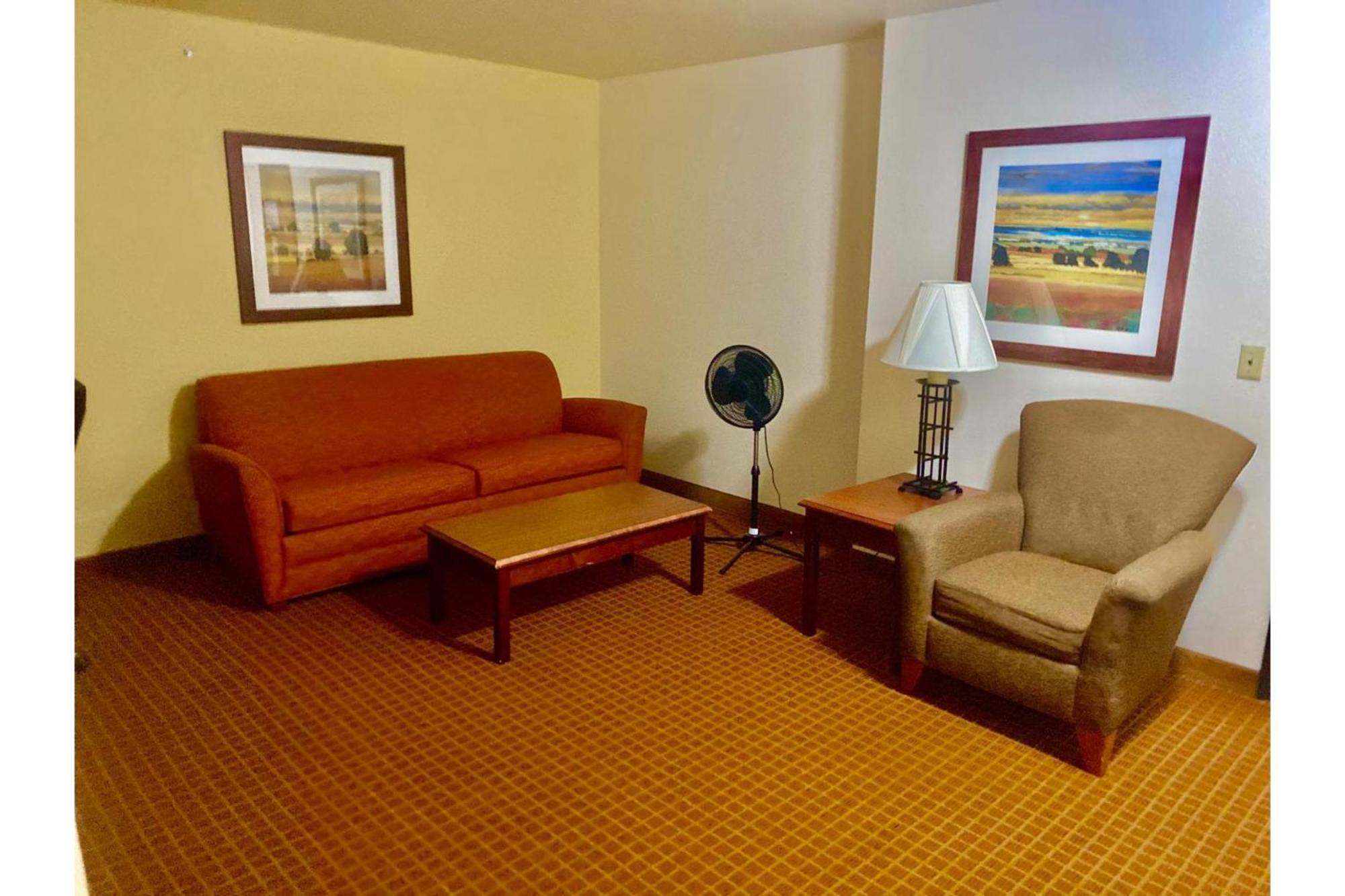 Park View Inn & Suites Hoisington Near Great Bend ภายนอก รูปภาพ
