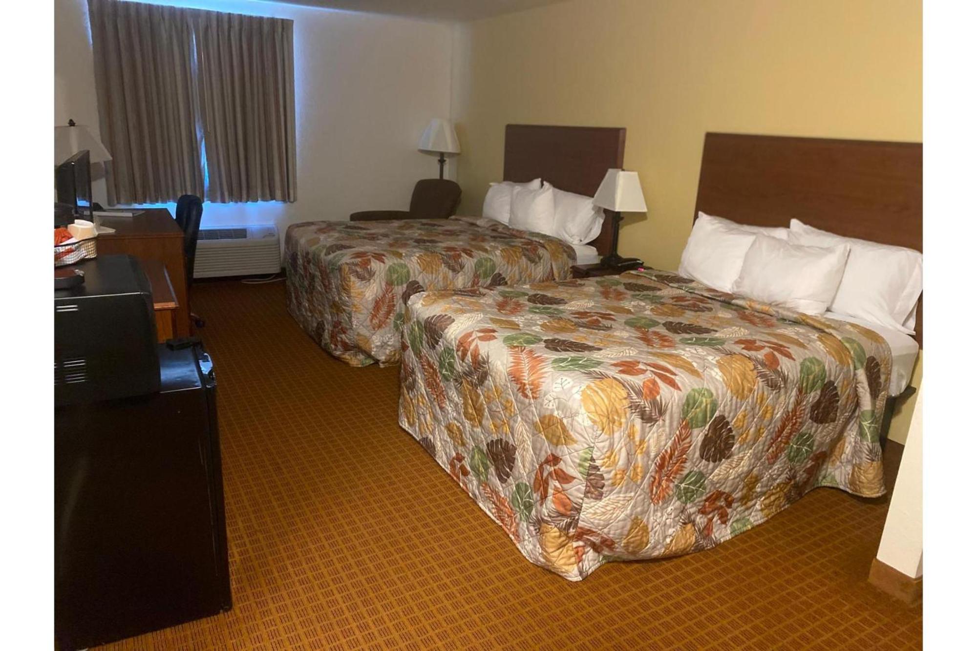 Park View Inn & Suites Hoisington Near Great Bend ภายนอก รูปภาพ