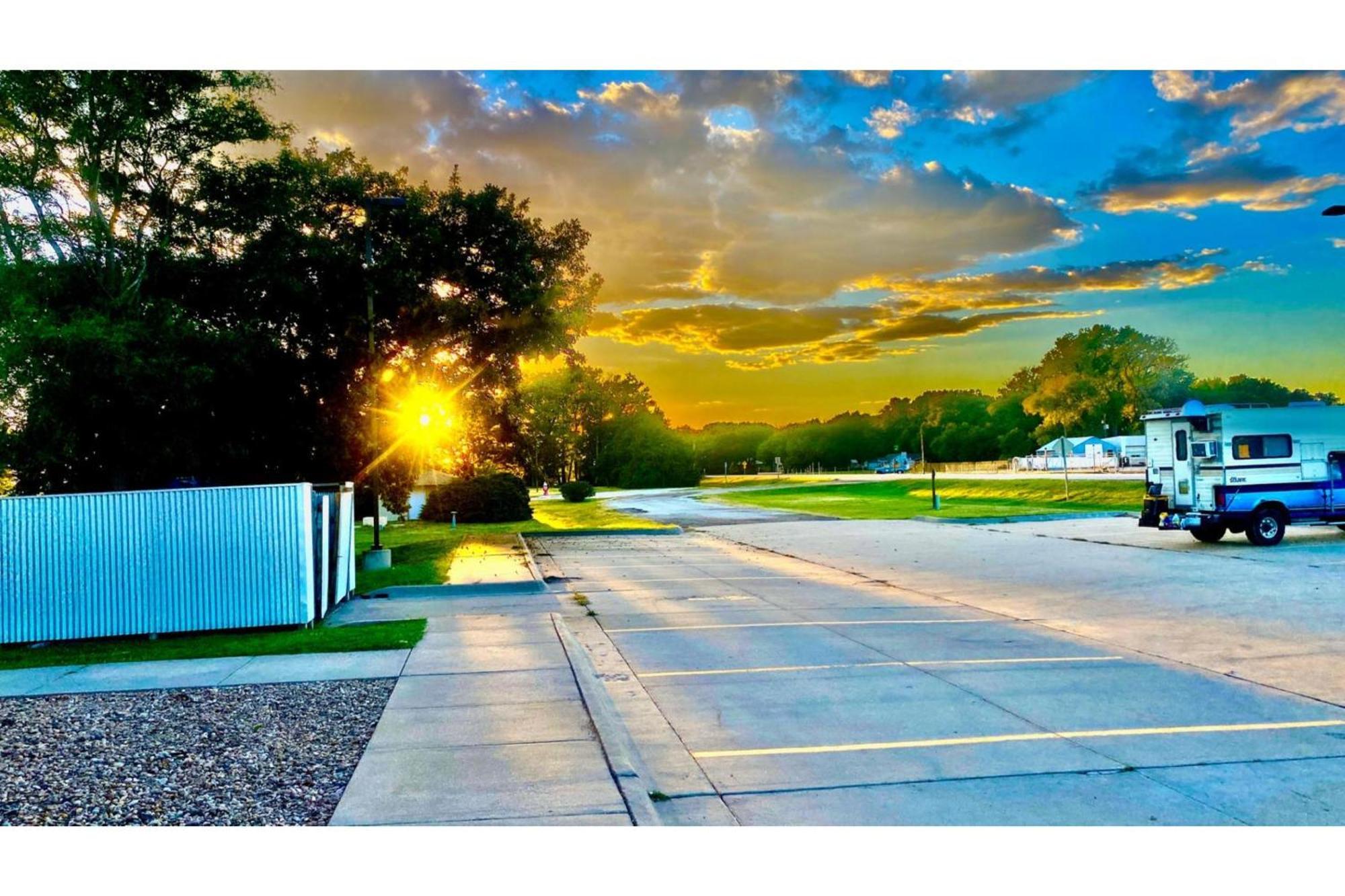 Park View Inn & Suites Hoisington Near Great Bend ภายนอก รูปภาพ