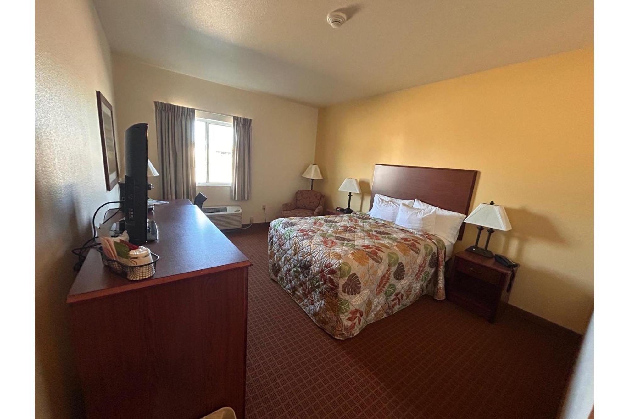Park View Inn & Suites Hoisington Near Great Bend ภายนอก รูปภาพ