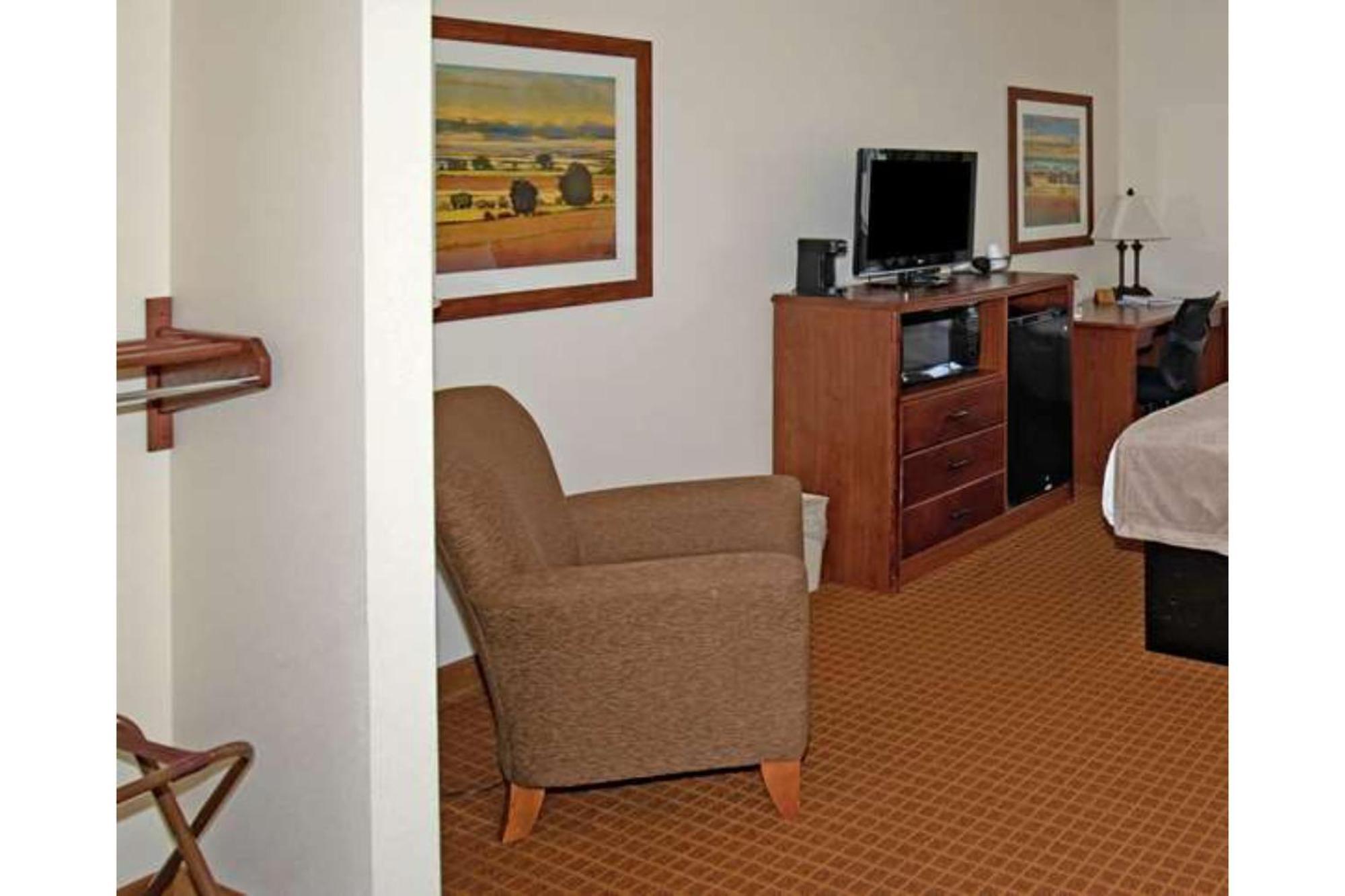 Park View Inn & Suites Hoisington Near Great Bend ภายนอก รูปภาพ