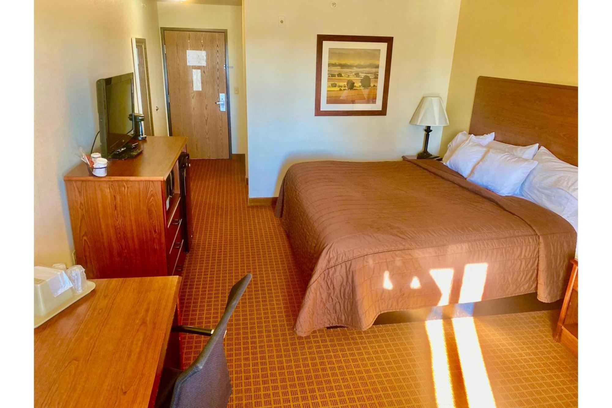 Park View Inn & Suites Hoisington Near Great Bend ภายนอก รูปภาพ