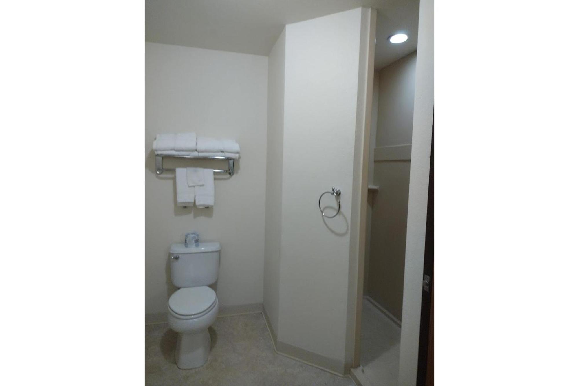 Park View Inn & Suites Hoisington Near Great Bend ภายนอก รูปภาพ
