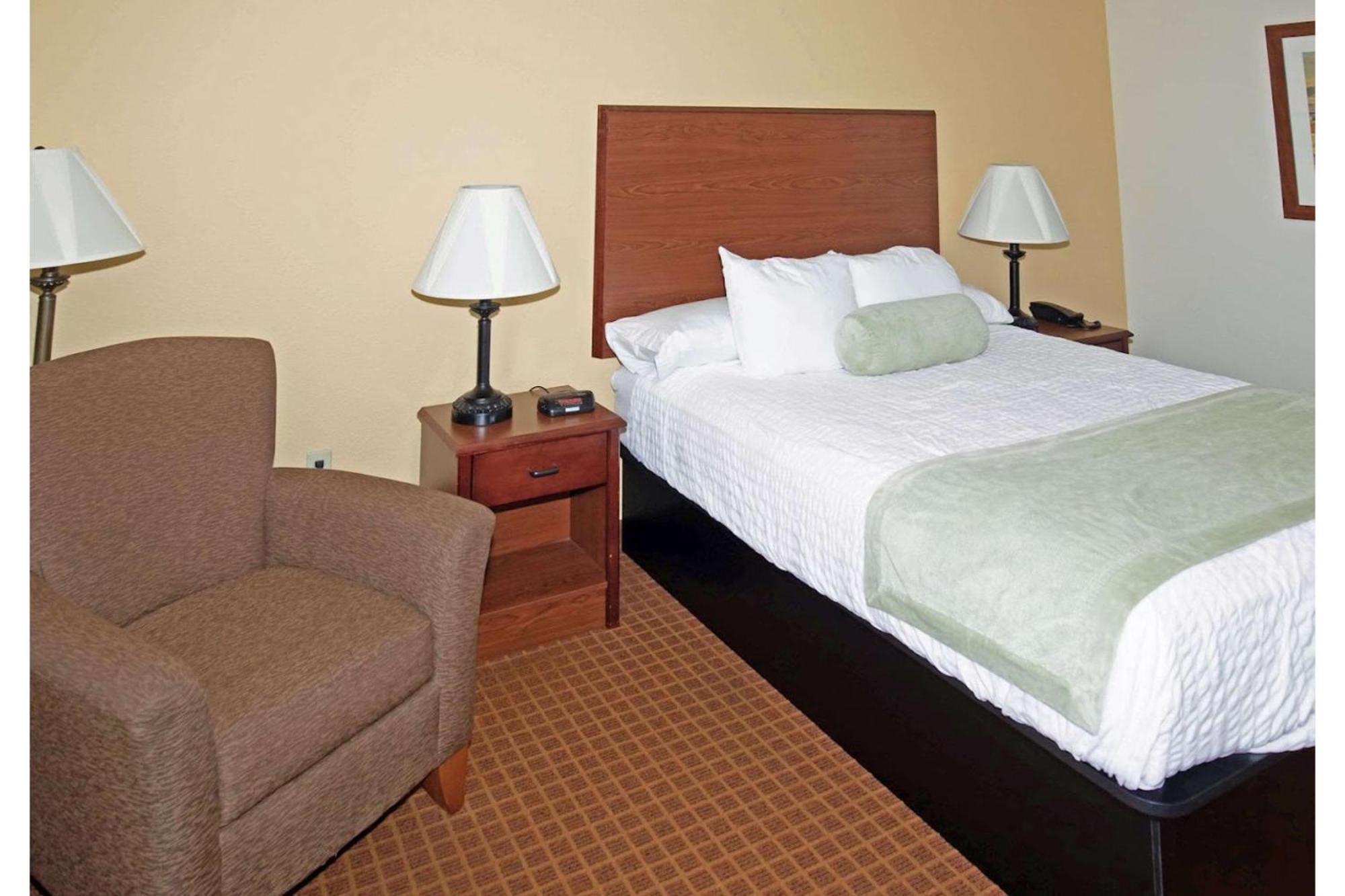Park View Inn & Suites Hoisington Near Great Bend ภายนอก รูปภาพ