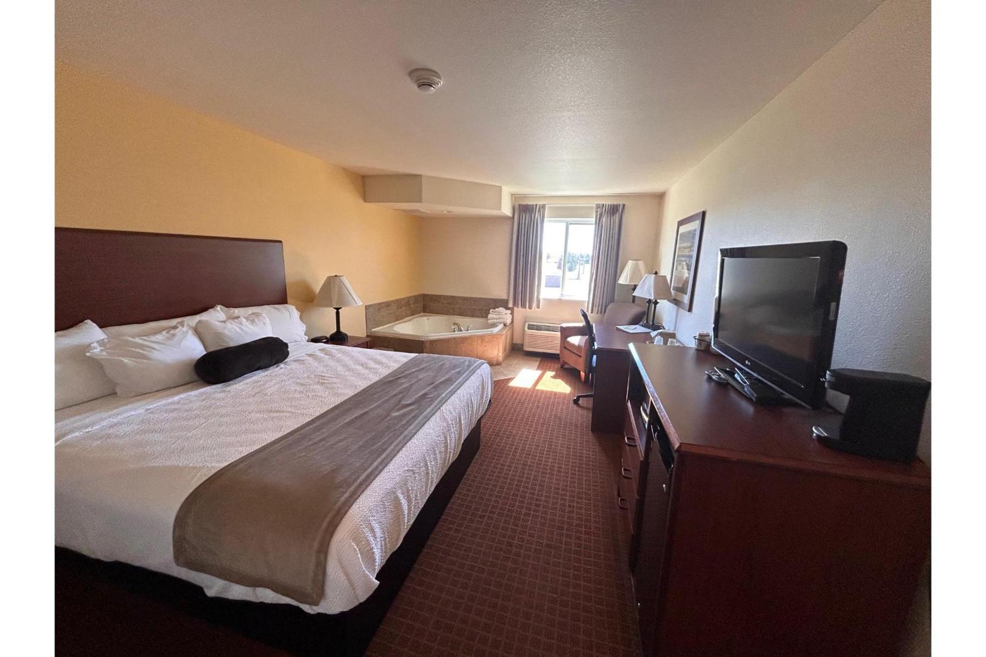 Park View Inn & Suites Hoisington Near Great Bend ภายนอก รูปภาพ