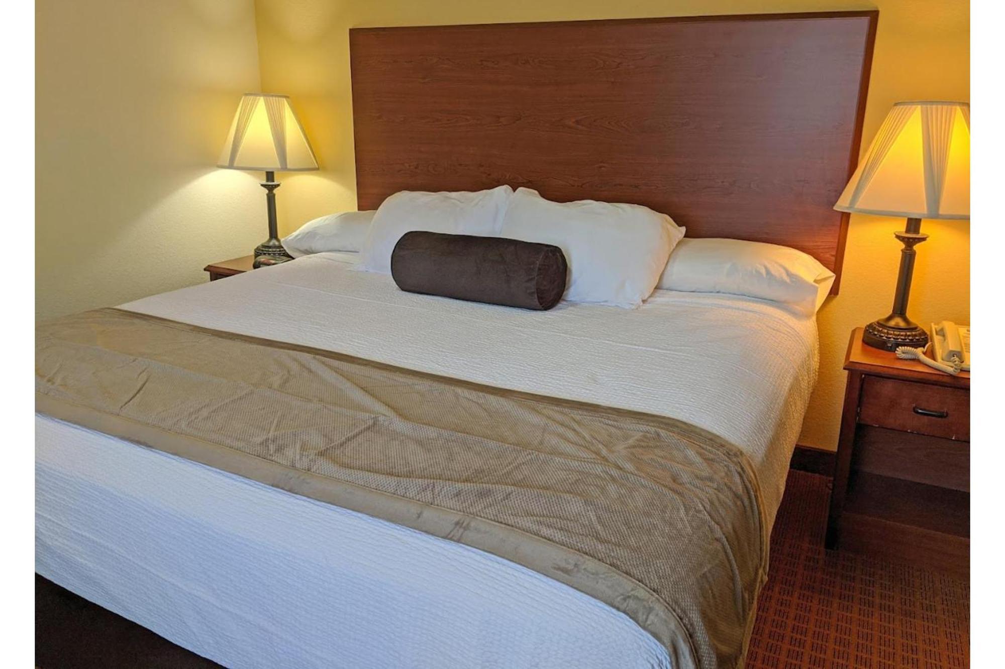 Park View Inn & Suites Hoisington Near Great Bend ภายนอก รูปภาพ