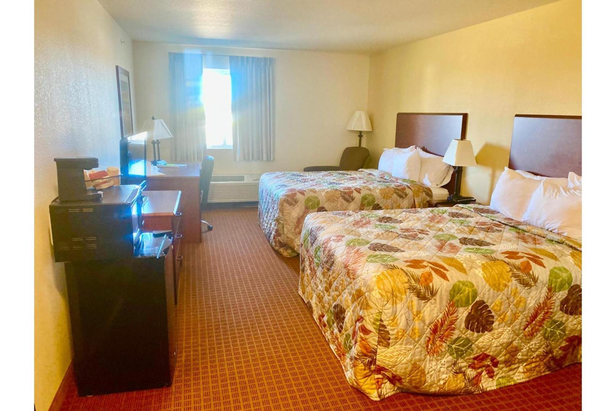 Park View Inn & Suites Hoisington Near Great Bend ภายนอก รูปภาพ