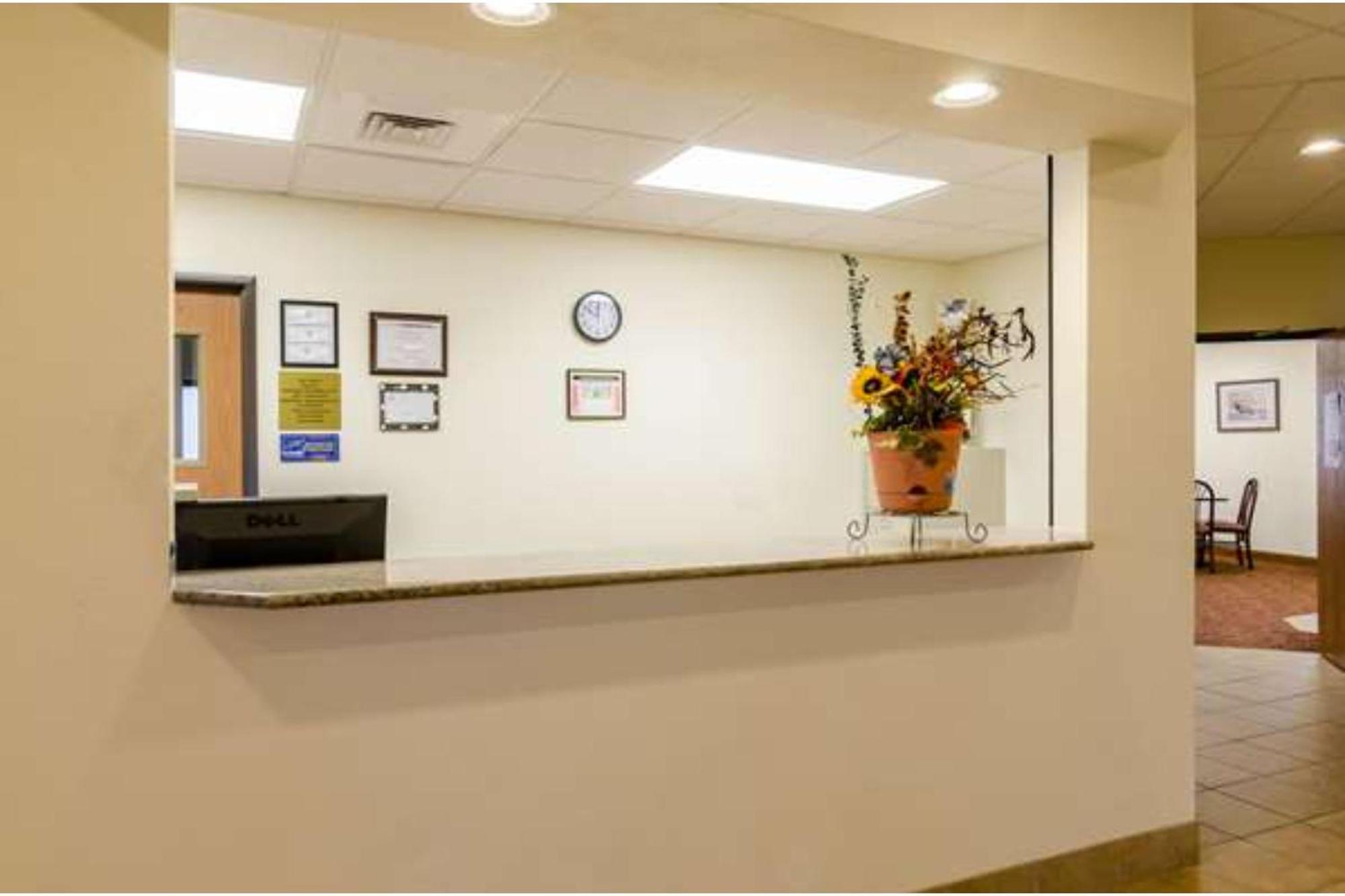 Park View Inn & Suites Hoisington Near Great Bend ภายนอก รูปภาพ