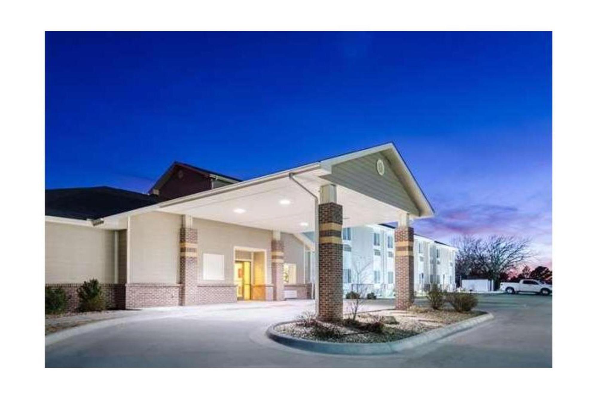 Park View Inn & Suites Hoisington Near Great Bend ภายนอก รูปภาพ