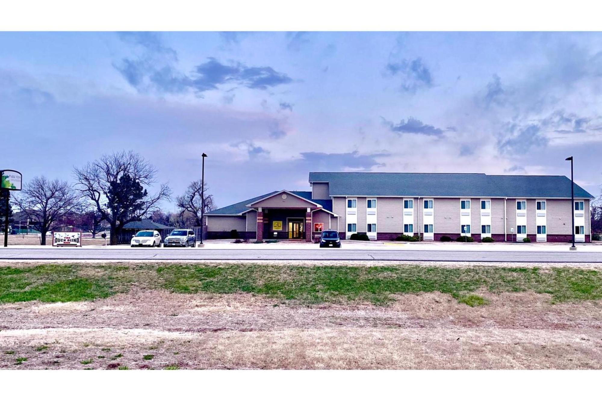 Park View Inn & Suites Hoisington Near Great Bend ภายนอก รูปภาพ