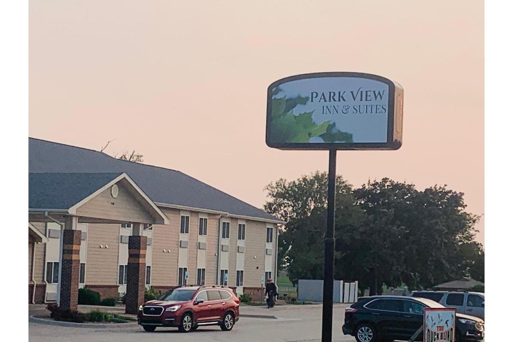 Park View Inn & Suites Hoisington Near Great Bend ภายนอก รูปภาพ