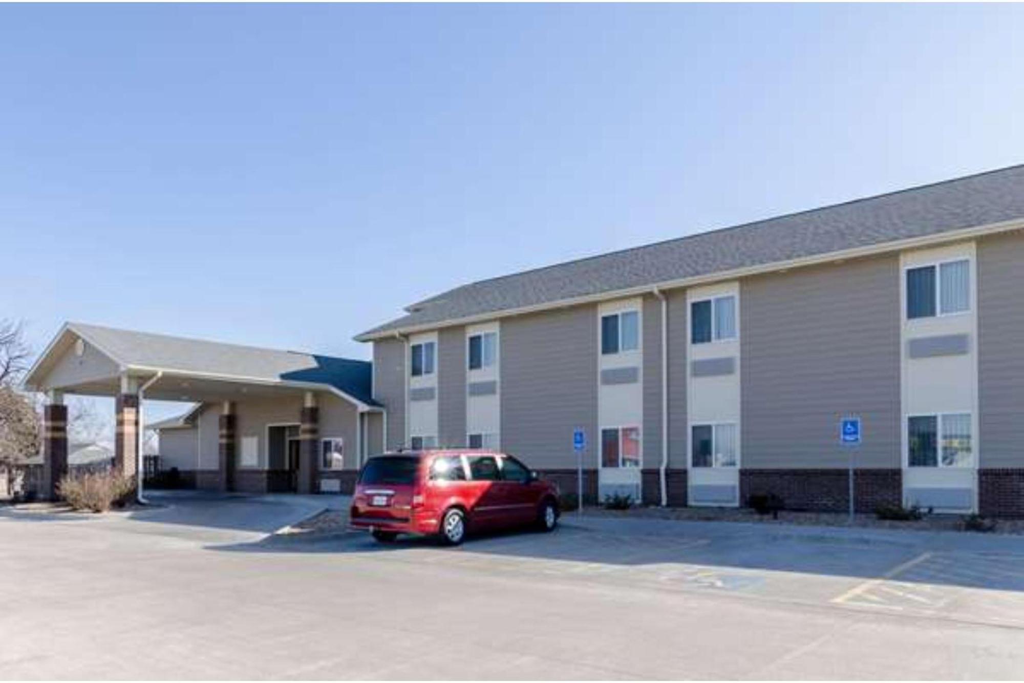 Park View Inn & Suites Hoisington Near Great Bend ภายนอก รูปภาพ