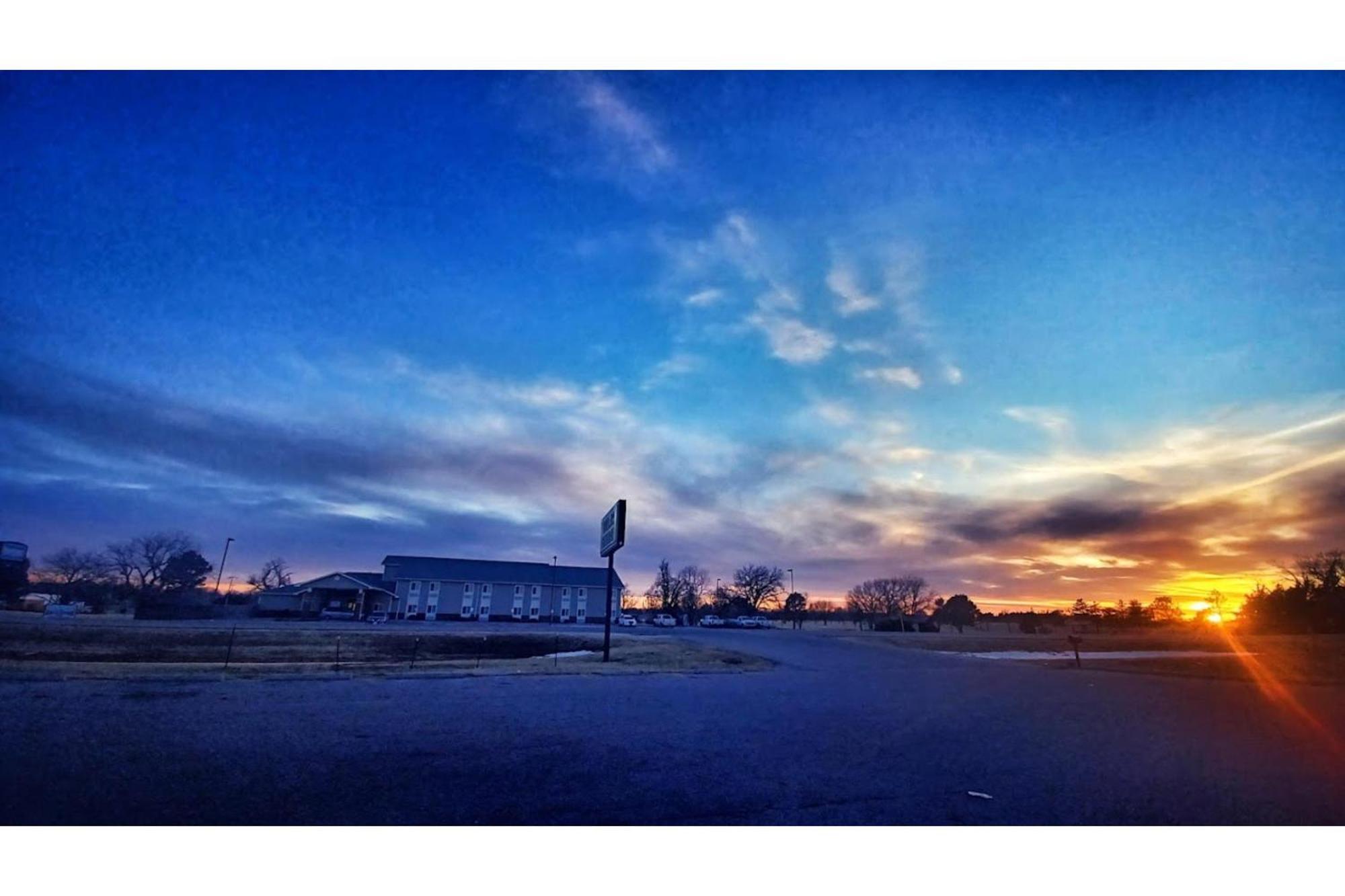 Park View Inn & Suites Hoisington Near Great Bend ภายนอก รูปภาพ