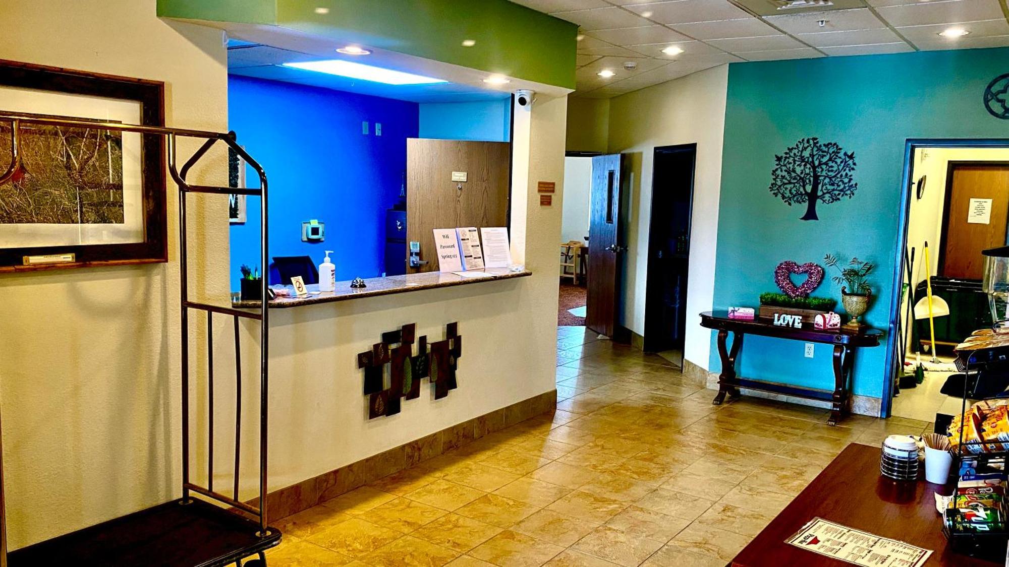 Park View Inn & Suites Hoisington Near Great Bend ภายนอก รูปภาพ