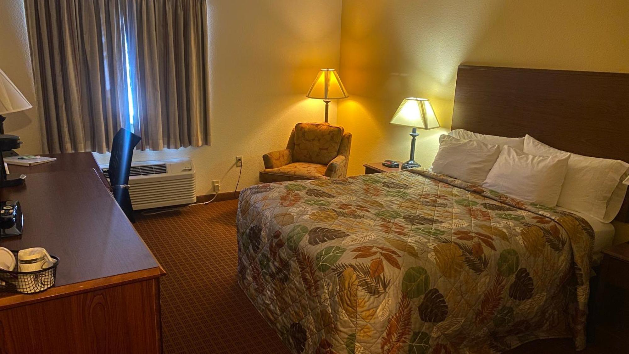 Park View Inn & Suites Hoisington Near Great Bend ภายนอก รูปภาพ